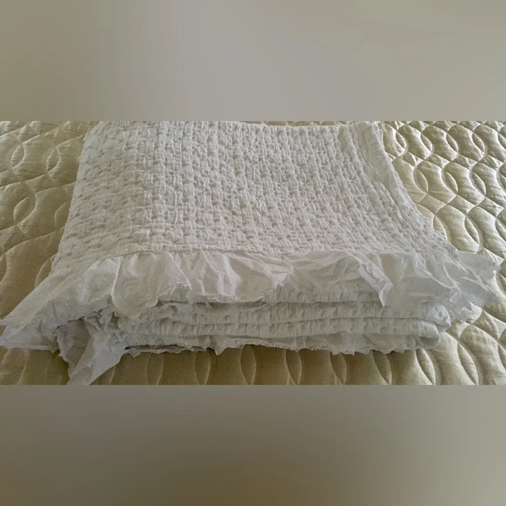 NWOT PIU BELLE Portugal Matelasse Coverlet